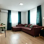 Flh - B 153 - Parking&outdoor Space تيميشورا